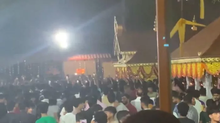 मंदिर में उत्सव के दौरान हुआ पटाखों में विस्फोट (फोटो- सोशल मीडिया)