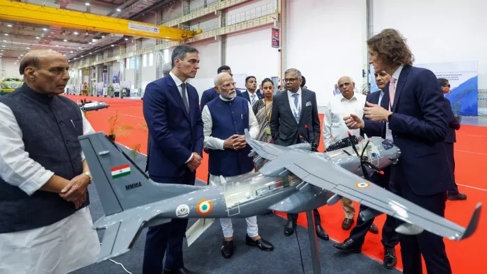 स्पेन के राष्ट्रपति और पीएम मोदी। साथ में रक्षा मंत्री राजनाथ सिंह व गुजरात के सीएम भूपेंद्र पटेल। (फोटो- एएनआई)