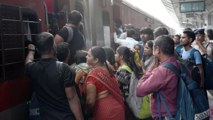 पूर्वी यूपी और बिहार जाने वाली ट्रेनों में भीषण भीड़