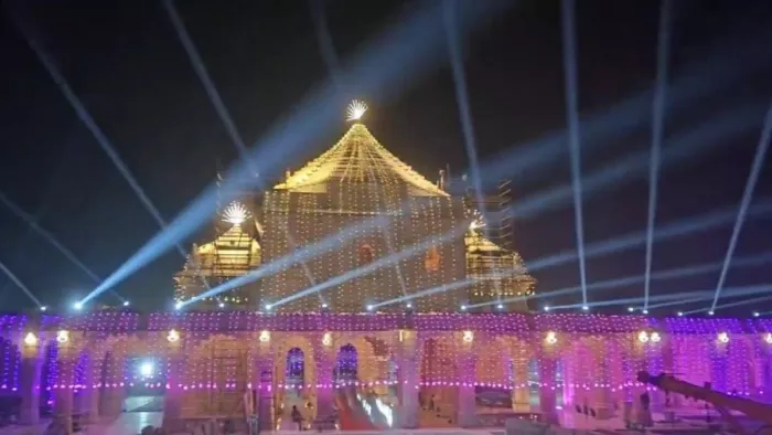 लाइटों की रोशनी से जगमगा उठा राम मंदिर।