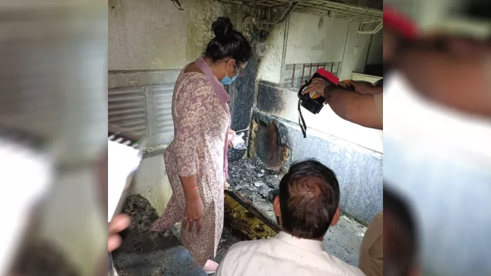 रेलगाड़ी के डिब्बे में जांच करती फारेंसिक एक्सपर्ट। (जागरण फोटो)