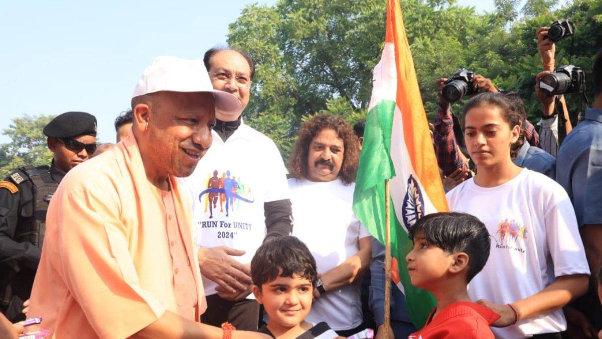 सीएम योगी ने एकता दौड़ को झंडी दिखाकर रवाना किया, बोले- देश की सुरक्षा में सेंध लगाने वालों पर सजग नागरिक बनकर नजर रखें - CM Yogi flagged off the Unity Run