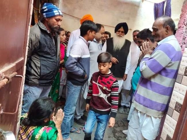 रोशनी के लिए जलाई मोमबत्ती से दिव्यांग परिवार का जला आशियाना