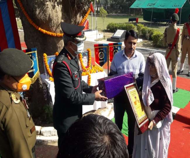 मेरठ में सोमवार को भारत पाक युद्ध में शहीदों के स्‍वजन को सम्‍मानित किया गया।