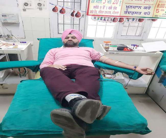 पटियाला के राजिंदरा अस्पताल में रक्तदान करने का ठेकेदार कर्मजीत सिंह का फाइल फोटो। सौ. स्वयं
