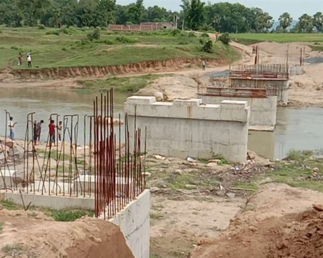 Jharkhand News पलामू में अररुआतुरी बटाने नदी पुल निर्माण कार्य बंद