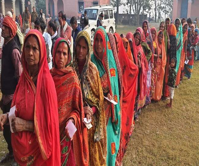 बेनीपट्टी के गंगली में बूथ संख्या 220 पर लाइन में खड़ी महिला मतदाताएं। जागरण
