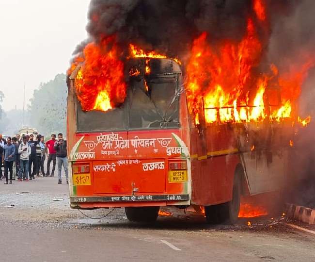 रायबरेली में यात्रियों से भरी रोडवेज बस और ट्रक की टक्कर के बाद बस में भीषण आग लग गई।