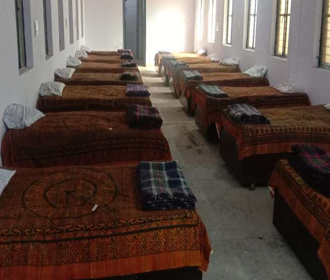 हाथरस में अलीगढ़ रोड पर बनाए गए शेल्टर होम में लगे बिस्तर।