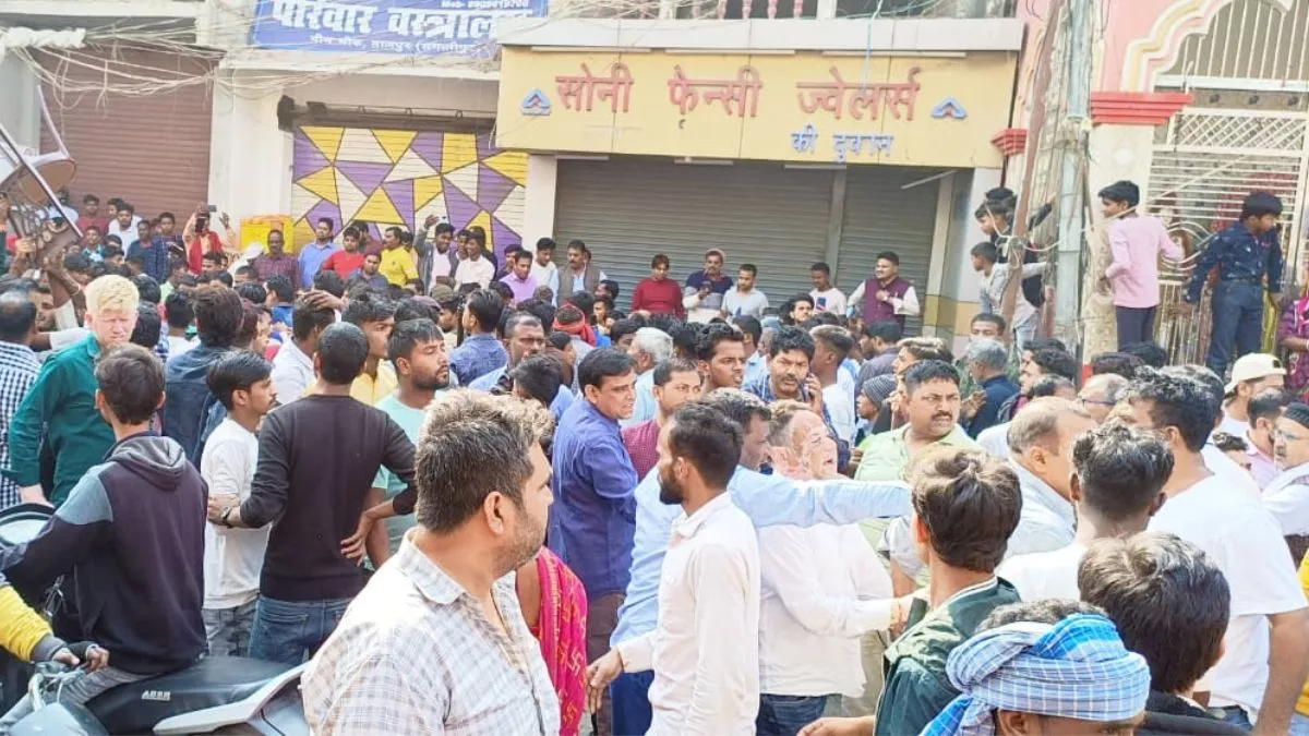 समस्‍तीपुर में लूटपाट की घटना के बाद जुटी भीड़। फोटो-जागरण