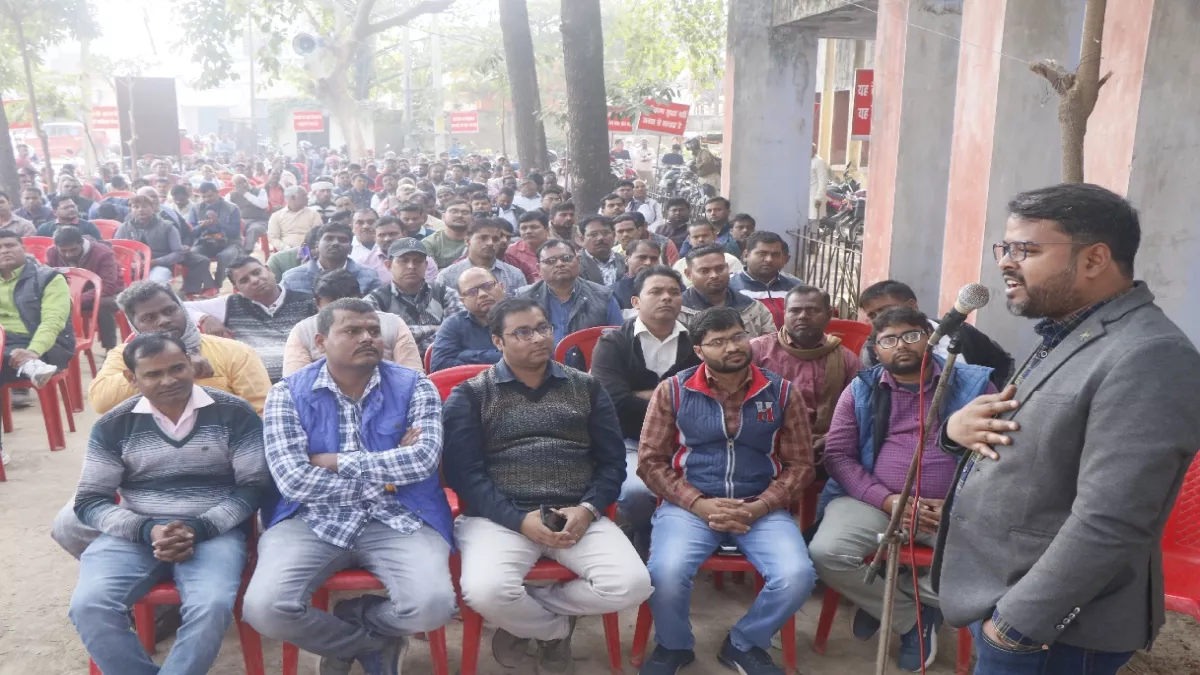 Jaunpur News: विद्युत कर्मियों ने कार्य बहिष्कार कर अधीक्षण अभियंता कार्यालय पर दिया धरना, निकाला जुलूस