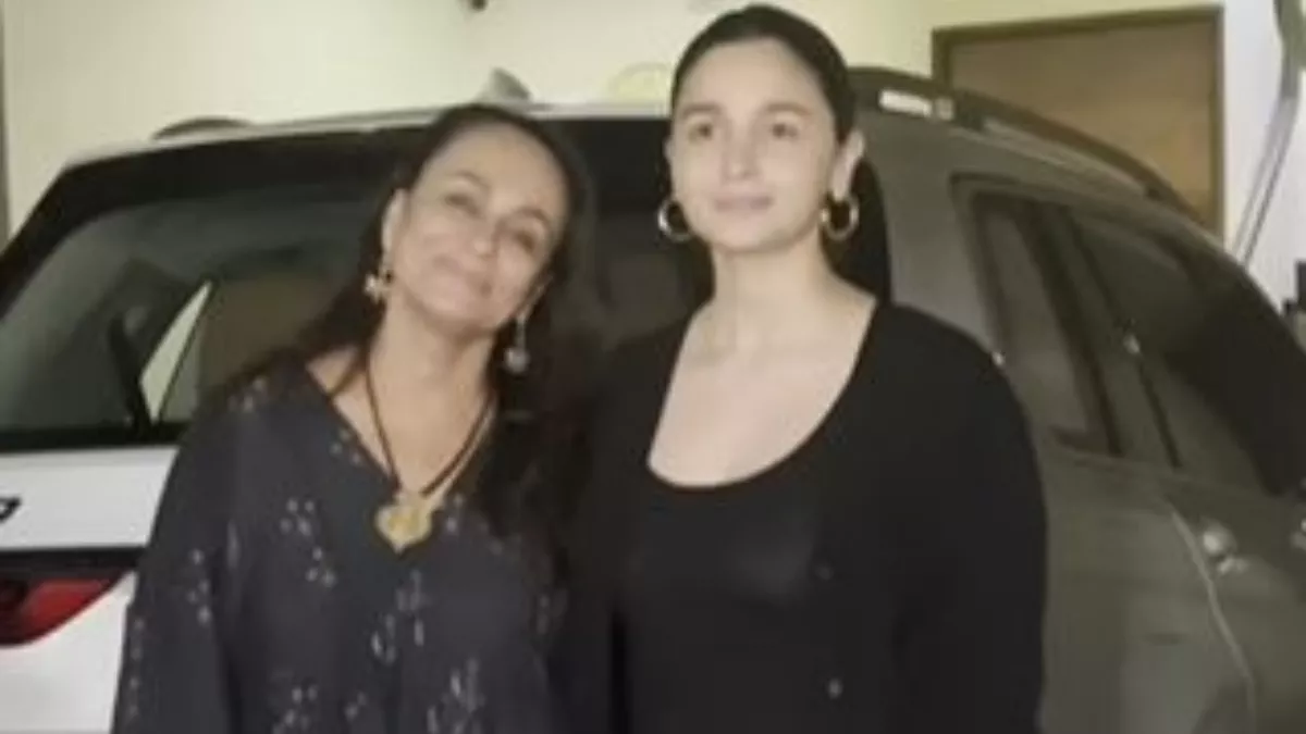 Alia Bhatt Video: मां बनने के बाद पहली बार सार्वजनिक तौर पर स्पॉट हुईं आलिया, मां सोनी राजदान संग दिए पोज