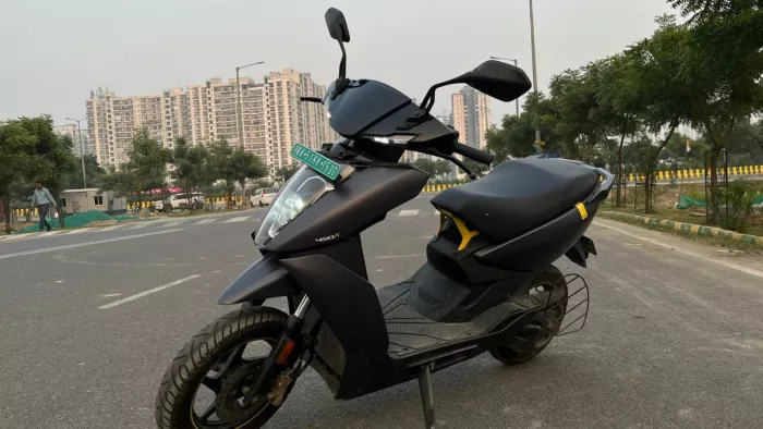 इस इलेक्ट्रिक स्कूटर की टॉप स्पीड पुराने मॉडल की तुलना में थोड़ा अधिक हो गई है।