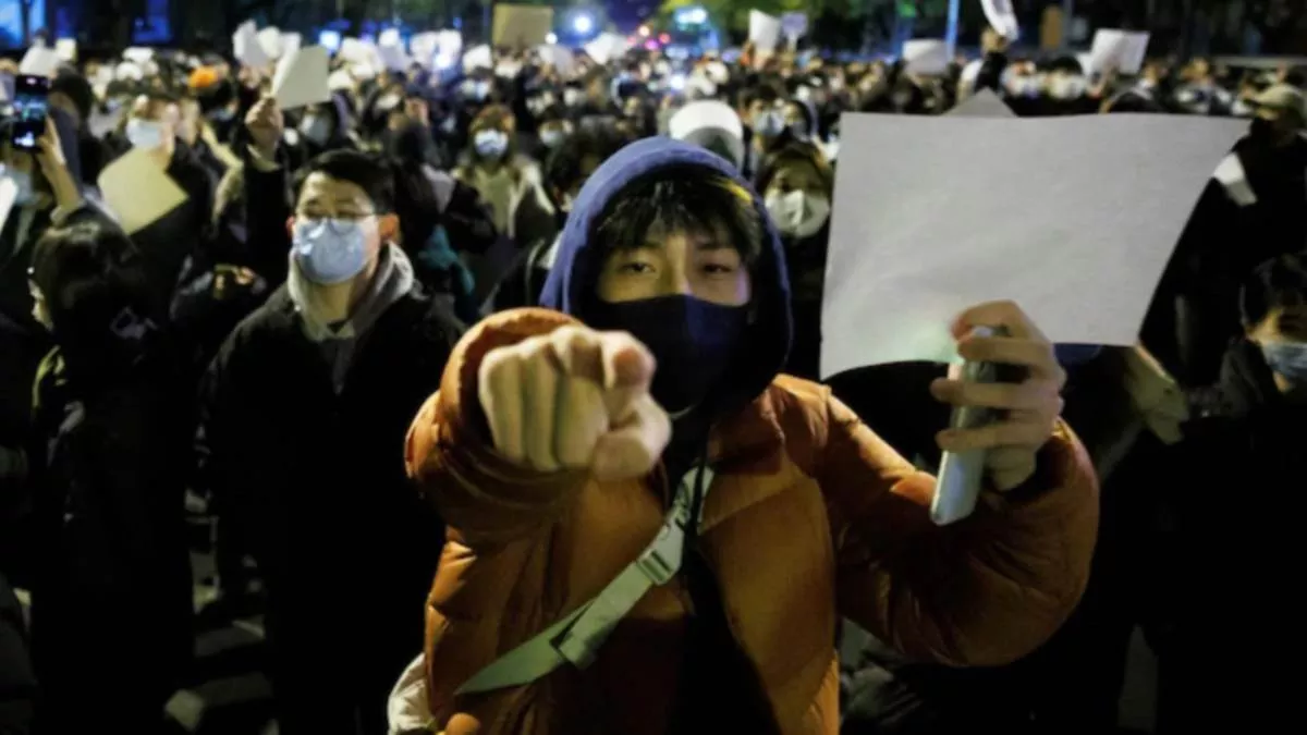 चीन में सरकार के मनमाना रवैये से त्रस्त राजधानी बीजिंग की जनता सड़कों पर विरोध प्रदर्शन कर रही है। रायटर्स