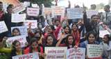 बीपीएससी के समक्ष धरना पर बैठे अभ्यर्थी। जागरण