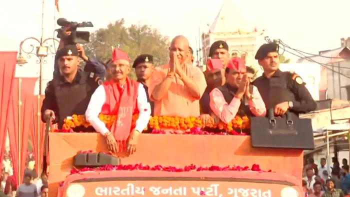 Gujarat Assembly Election 2022: सीएम योगी ने गोधरा विधानसभा क्षेत्र में किया विशाल रोड शो।
