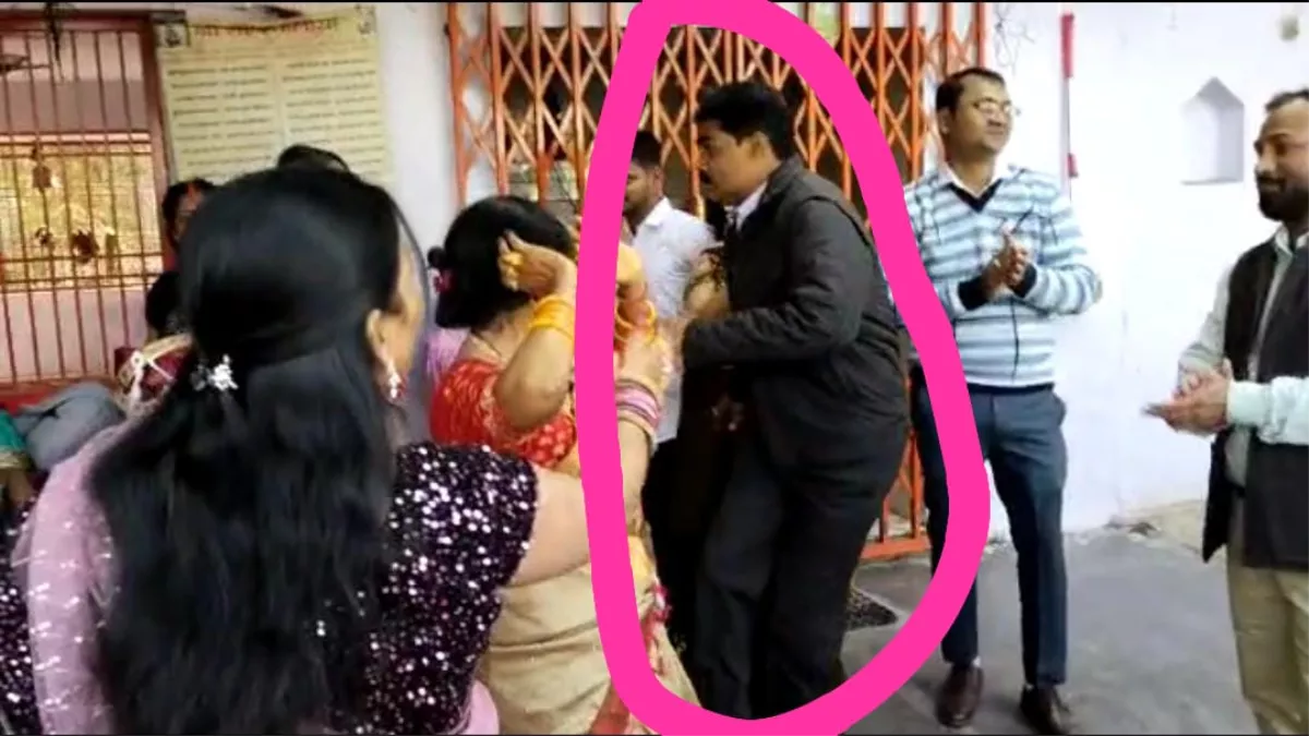 वाराणसी में विवाह के दौरान डांस करते समय हार्ट अटैक से मौत, आप भी देखें वायरल वीडियो