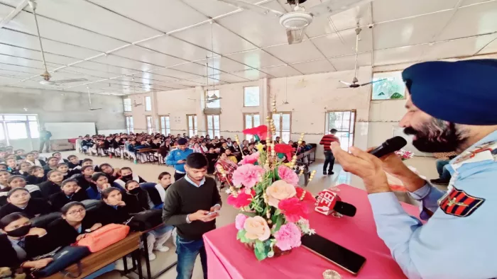 मंगलवार को दैनिक जागरण की ओर से शास्त्री नगर स्कूल में सड़क सुरक्षा जागरुकता कार्यक्रम का आयोजन किया गया।