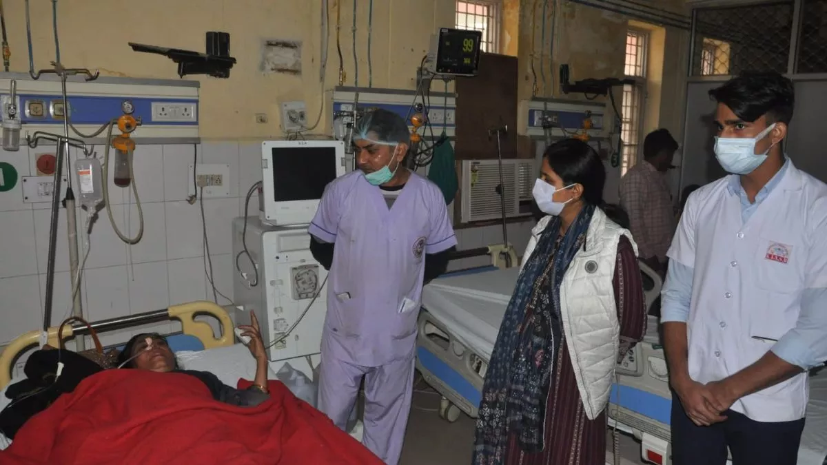 कानपुर कलेक्ट्रेट परिसर में महिला ने खाया जहरीला पदार्थ, डीएम ने तुरंत अपने वाहन से भिजवाया अस्पताल