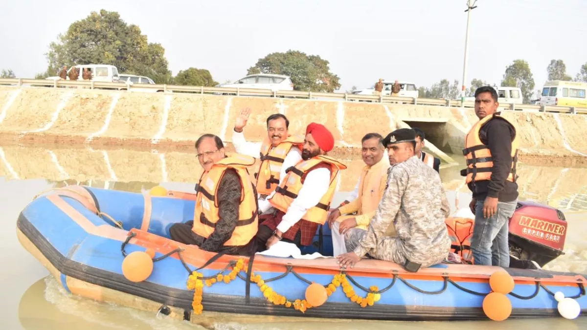 उप मुख्यमंत्री Keshav Prasad Maurya ने मुरादाबाद के अमृत सराेवर में किया नौका विहार, बांटे पीएम आवास