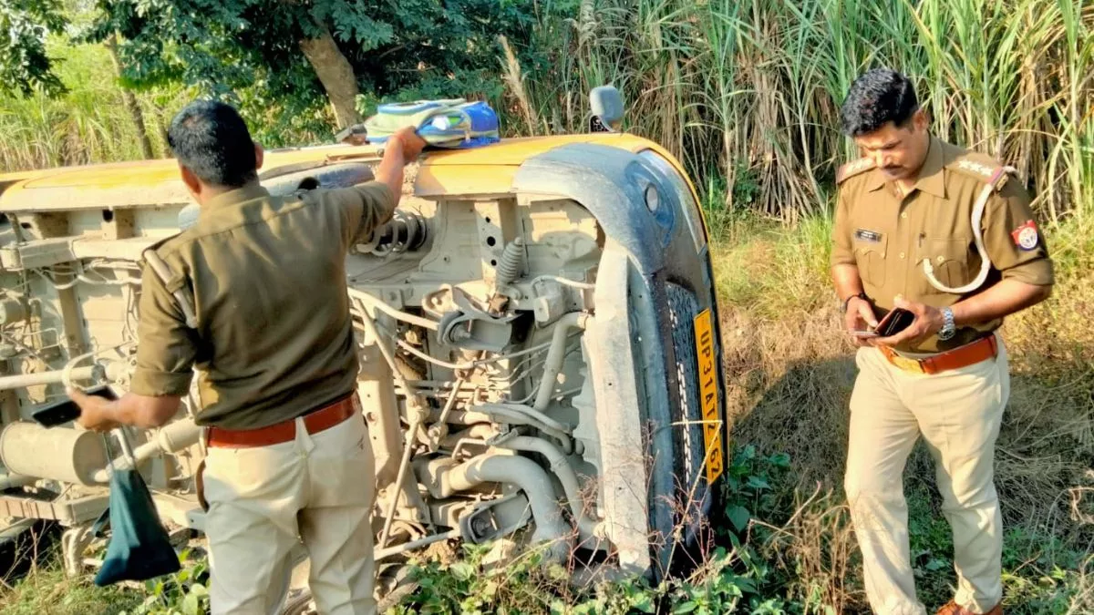 Lakhimpur News: तेज रफ्तार ट्रक की टक्‍कर से बच्‍चाें से भरी स्कूली वैन पलटी, हादसे में कई छात्र घायल
