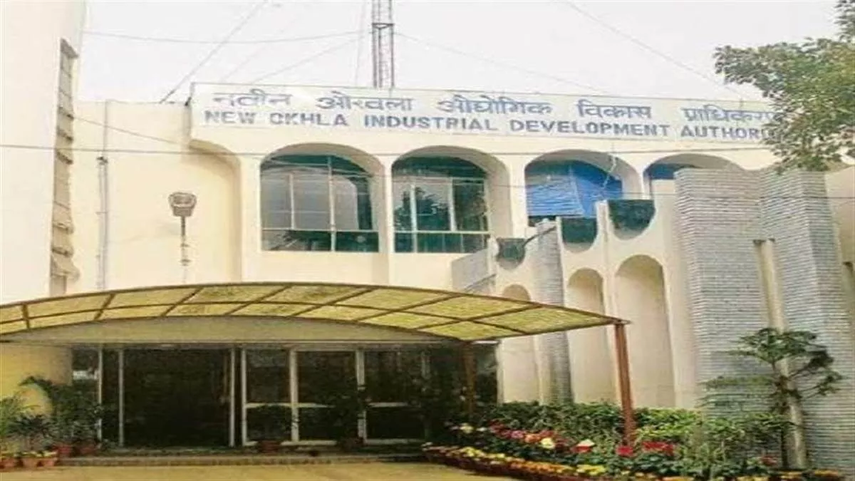 Noida News: बिल्डरों पर नोएडा प्राधिकरण का शिकंजा कसना शुरू, 62 परियोजनाओं में बकाया का नोटिस किया जारी