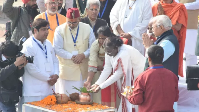 राष्ट्रपति द्रौपदी मुर्मु ने पुरुषोत्तमपुरा बाग में पूजन किया।