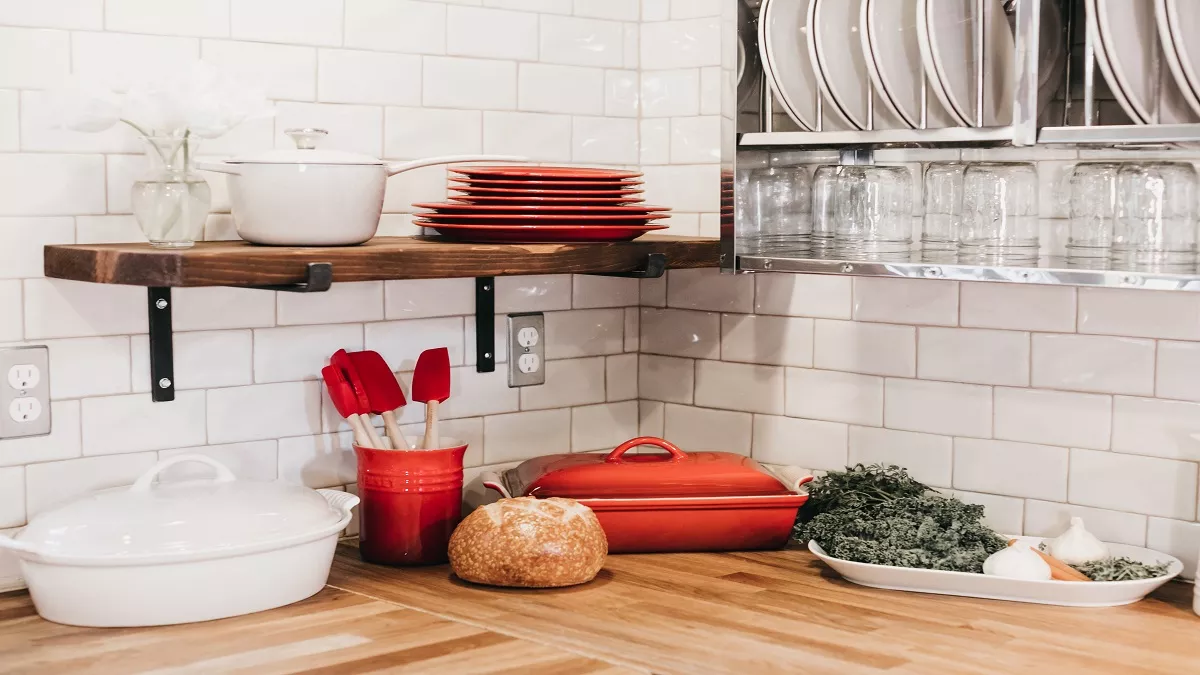 Racks And Shelves For Kitchen: किचन में रहती है डब्बों की अफरा-तफरी तो ये हैं जबरदस्त रैक, मिलेगा स्मार्ट लुक