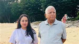 Lalu Yadav Kidney Transplant: सिंगापुर में बेटी रोहिणी के साथ लालू। फाइल तस्‍वीर।