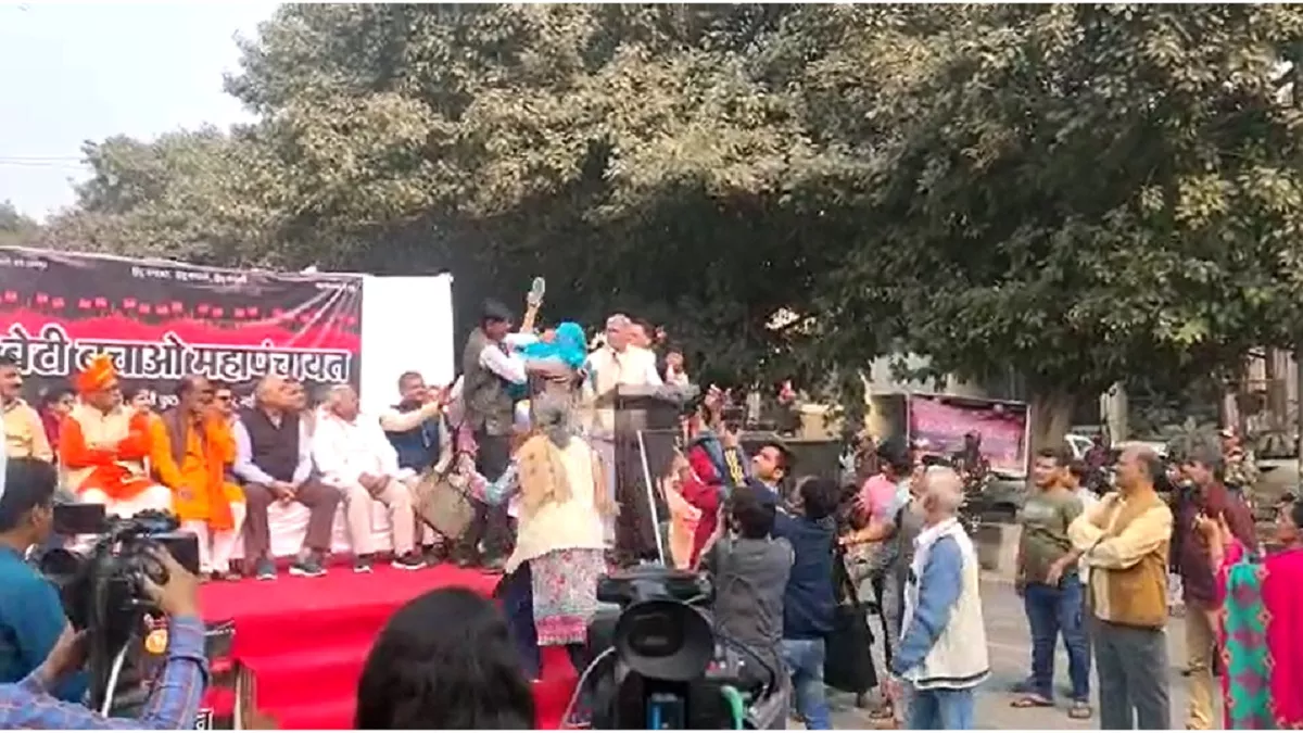 VIDEO: मंच पर बेटी के ससुर को चप्पलों से पीटा, श्रद्धा को लेकर बुलाई गई थी महापंचायत