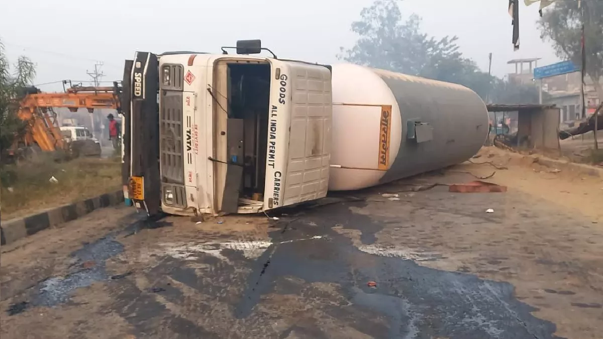 Hapur News: दिल्ली-लखनऊ हाईवे पर एलपीजी गैस से भरा टैंकर पलटा, पुलिस ने आवागमन कराया बंद