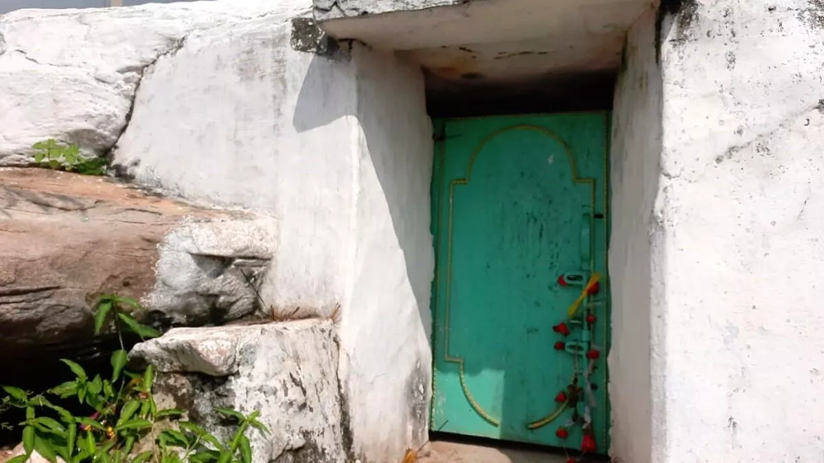 सासाराम में शिलालेख के बाहर कंदरा का बंद दरवाजा। जागरण।