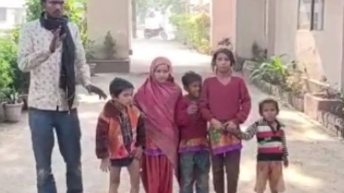 Hardoi News: पत्‍नी की तलाश में अपने पांच मासूम बच्‍चों के साथ भटक रहा पति।