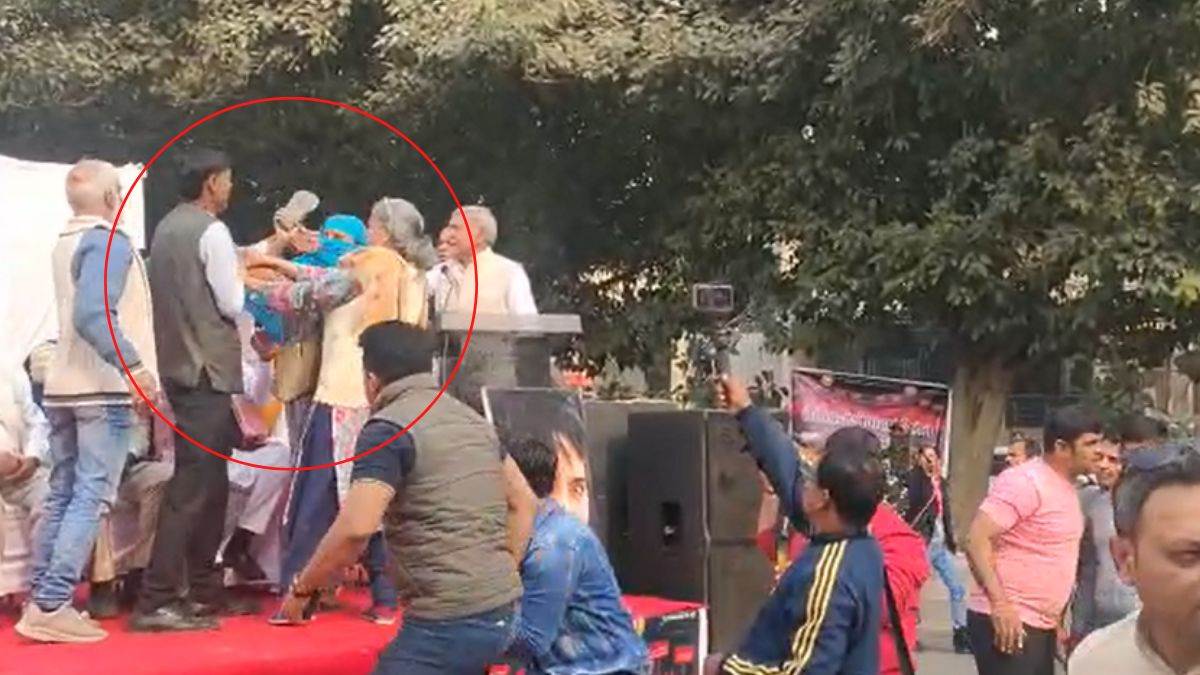 Video: श्रद्धा हत्याकांड को लेकर दिल्ली में महापंचायत में हंगामा, महिला ने शख्स पर की चप्पलों की बौछार
