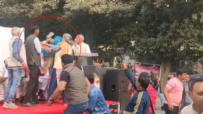 श्रद्धा वालकर को इंसाफ देने के लिए बुलाई गई महापंचायत में महिला ने शख्स को चप्पल से पीटा