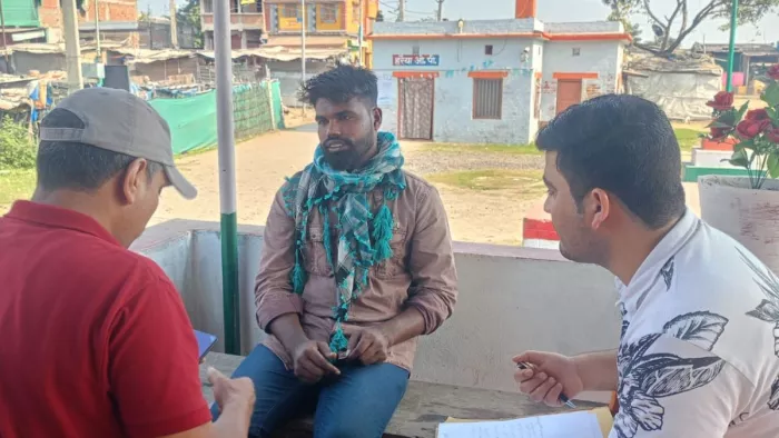 रक्सौल बंगलादेशी नागरिक से पूछताछ करते पुलिस अधिकारी। (जागरण फोटो)