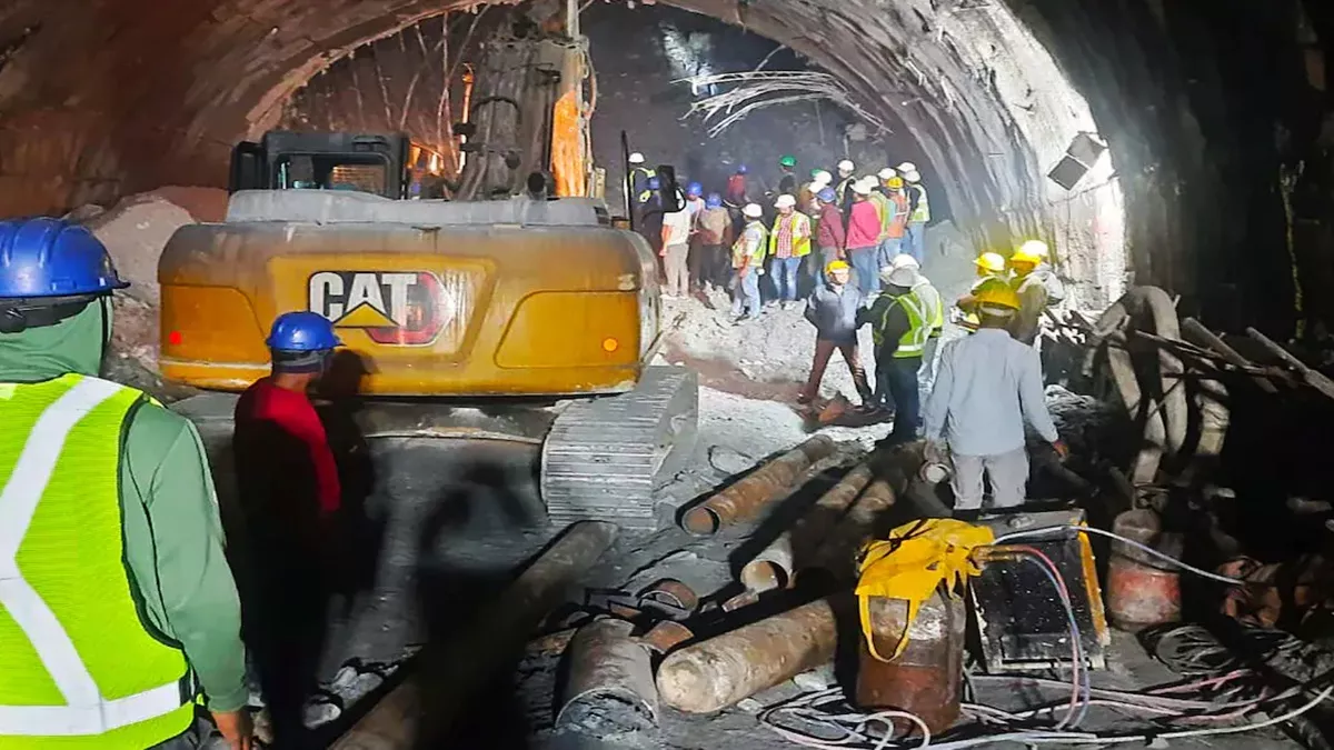 Uttarakhand Tunnel Rescue - उत्तरकाशी की सुरंग में अटकी थीं सांसें.. बेटा बाहर आया तो बिहार में बैठी मां के छलक पड़े आंसू