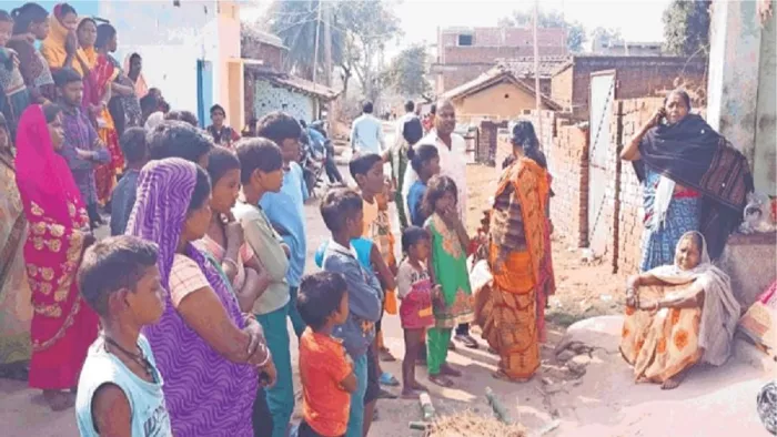 मंगलवार को विवाहिता डिंकी के शव के पास जुटे उसके ससुराल पक्ष के लोग और ग्रामीण।