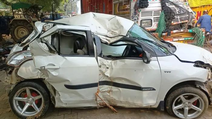 हाईवे पर पेड़ से टकराई कार, एक की मौत, दो घायल