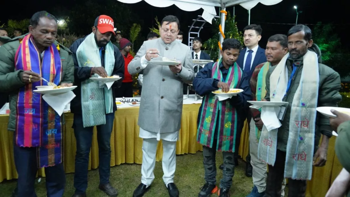 Uttarakhand Tunnel Rescue: सीएम धामी ने 41 श्रमिकों के परिवार के सदस्यों के साथ 'इगास बग्वाल' समारोह में किया रात्रिभोज