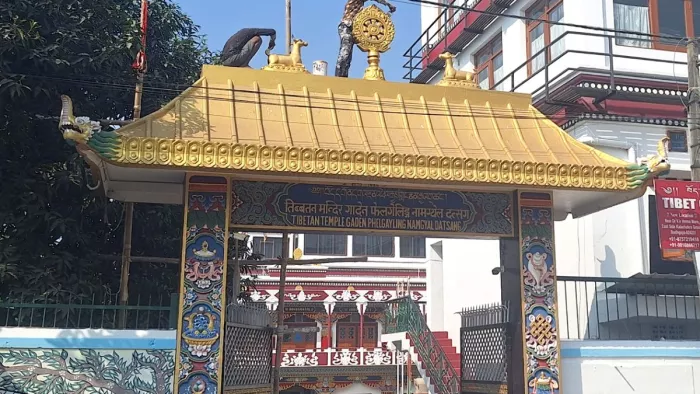 प्राचीन तिब्बत मंदिर के प्रवेश द्वार का रंगरोगन करते कारीगर। (जागरण फोटो)