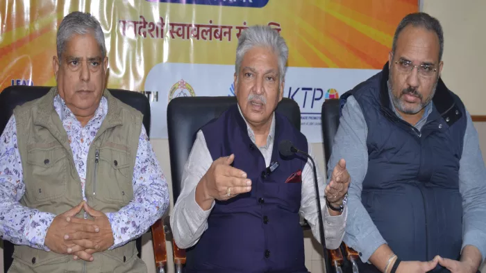 जम्मू में होने वाले लद्दाख, जम्मू और कश्मीर महोत्सव बारे जानकारी देते लीड के निदेशक सुनील शर्मा।
