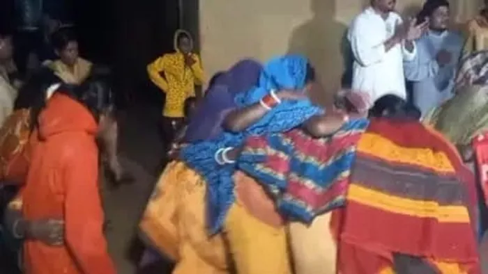 धीरेन नायक को सुरंग से बचाने के बाद नाचते गांववाले।