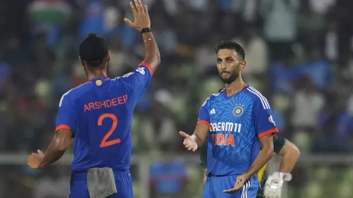 ऑस्ट्रेलिया के खिलाफ टी-20 सीरीज के एक मैच के दौरान अर्शदीप और प्रसिद्ध। फाइल फोटो