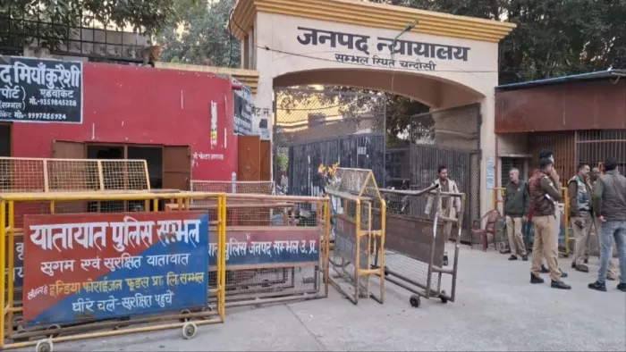 संभल जिले में अनधिकृत बाहरी लोगों के प्रवेश पर लगे प्रतिबंध काे बढ़ा दिया गया है।