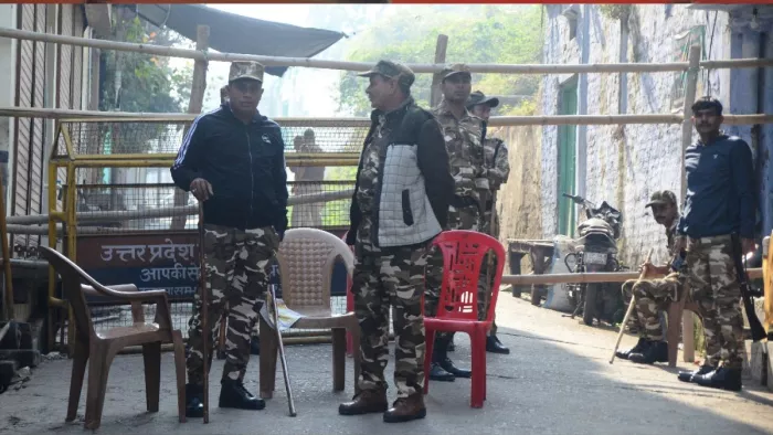 संभल में जामा मस्जिद पर तैनात आरआरएफ के जवान।- जागरण