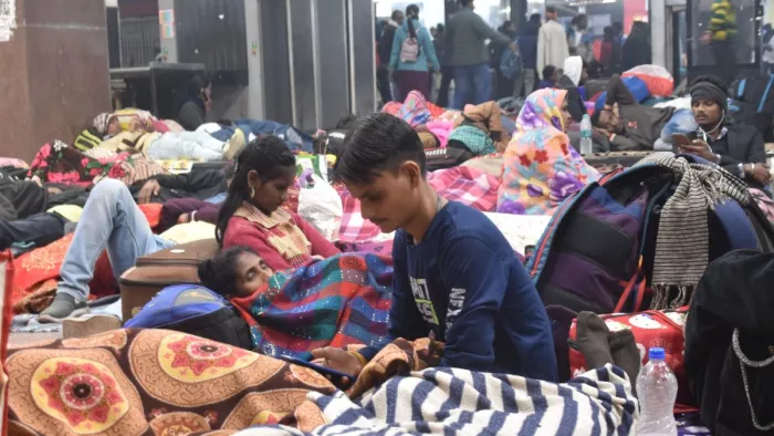रेलवे स्टेशन पर ट्रेन के इंतजार में रात गुजारते यात्री। - संगम दूबे