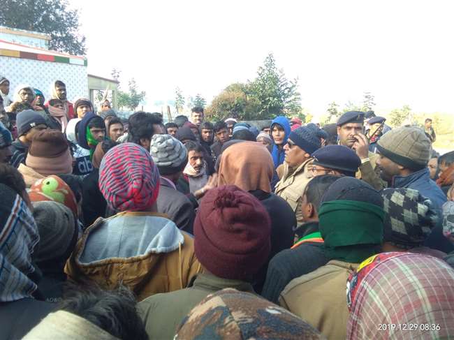 मंदिर के पास प्रतिबंधित मांस फेंके जाने से श्रद्धालुओं का फूटा गुस्सा, घंटों सड़क जाम Dhanbad News