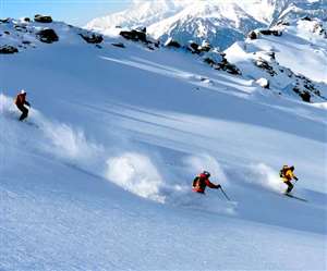 जम्मू कश्मीर को धरती का स्वर्ग कहा जाता है।