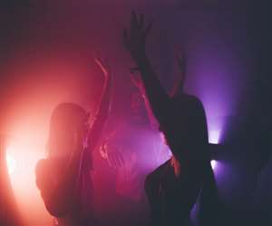 क्लब में डांस कर जश्न मनाती महिलाएं